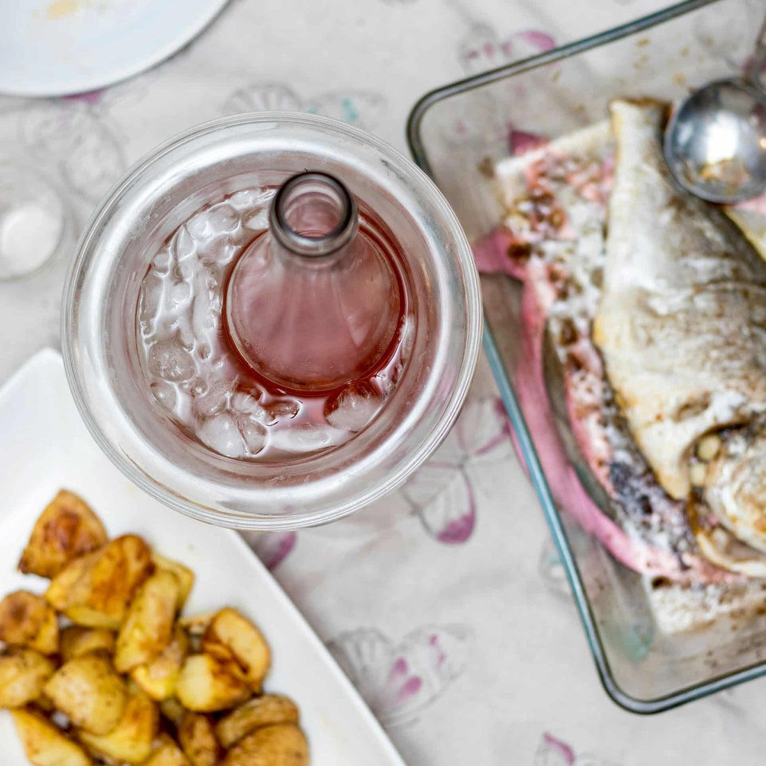 bouteille vin rosé et poisson
